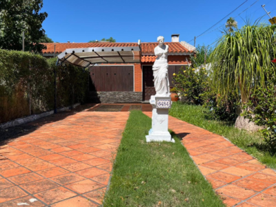 Se vende casa en Carrasco sobre Máximo Tajes, 362m2, 3 dormitorios, barbacoa, garage, a pasos de Colegio British