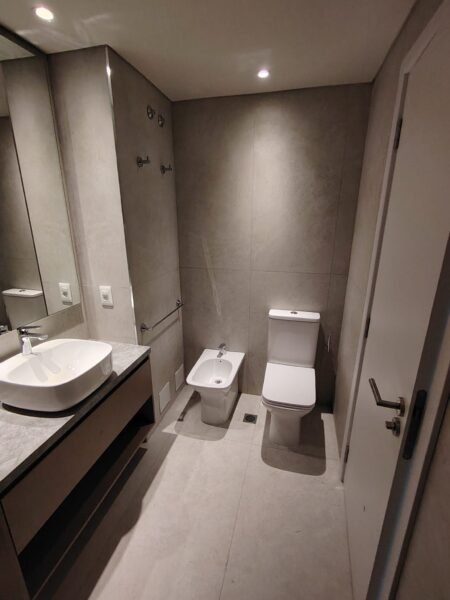 Gran Apto a ESTRENAR en DOS ACRES/2 dorm/2 baños/cochera/Complejo privado a pasos de Colegio British