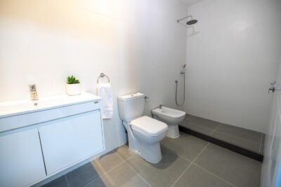 ALQUILER Casa esquina en Complejo Cerrado/ 3 dorm/3 baños/ 2 cocheras/Carrasco Norte