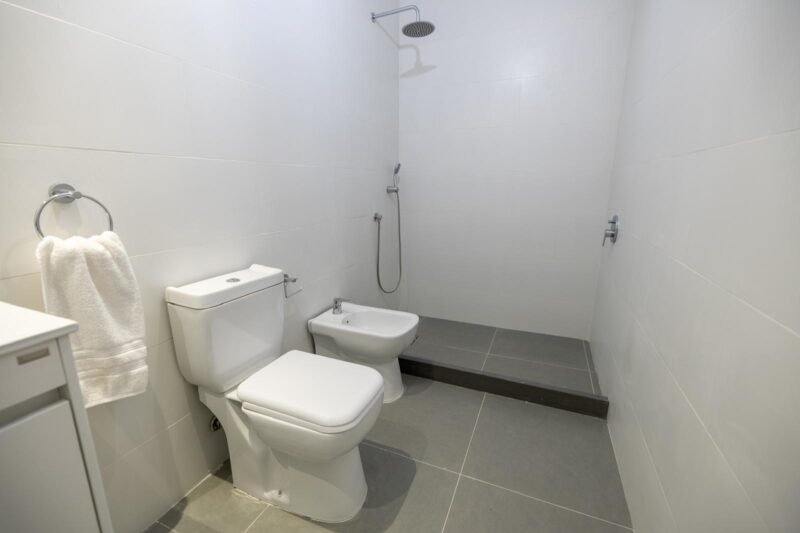 ALQUILER Casa esquina en Complejo Cerrado/ 3 dorm/3 baños/ 2 cocheras/Carrasco Norte