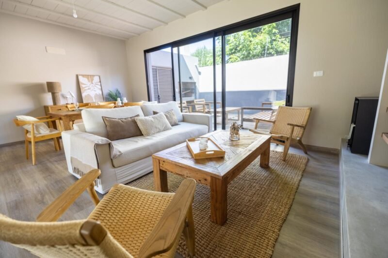 ALQUILER Casa esquina en Complejo Cerrado/ 3 dorm/3 baños/ 2 cocheras/Carrasco Norte