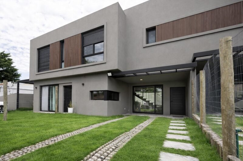 ALQUILER Casa esquina en Complejo Cerrado/ 3 dorm/3 baños/ 2 cocheras/Carrasco Norte