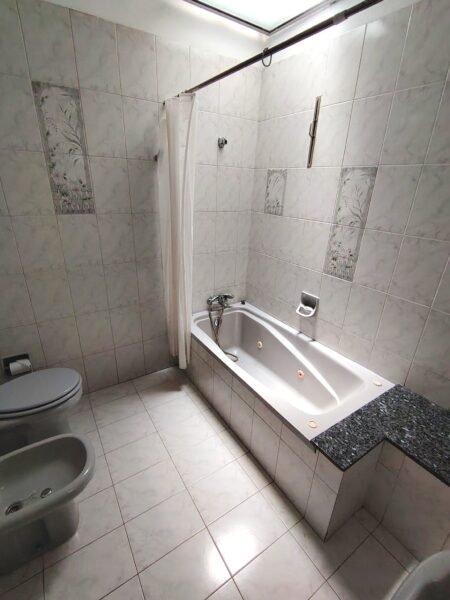 ALQUILER Zona Residencial/250m2/ 2 Dorm+esc/2 Baños/cochera/ Carrasco Sur