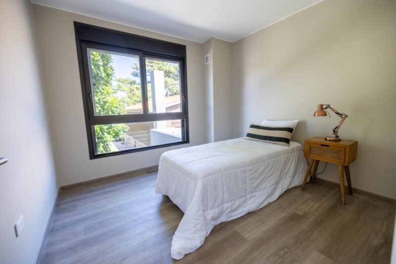 ALQUILER Casa esquina en Complejo Cerrado/ 3 dorm/3 baños/ 2 cocheras/Carrasco Norte