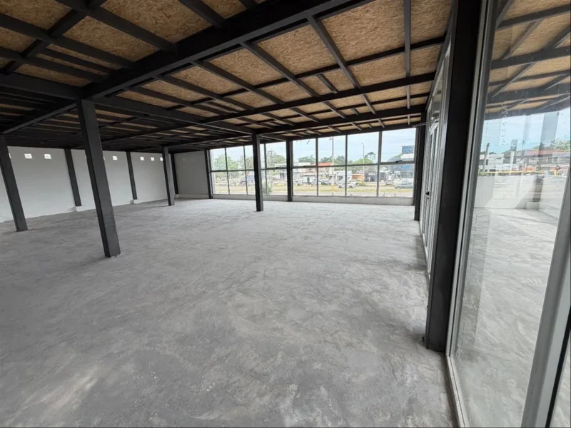 ALQUILER Gran Local Comercial frente Av. Giannattasio en Lagomar/450m2/3 Pisos