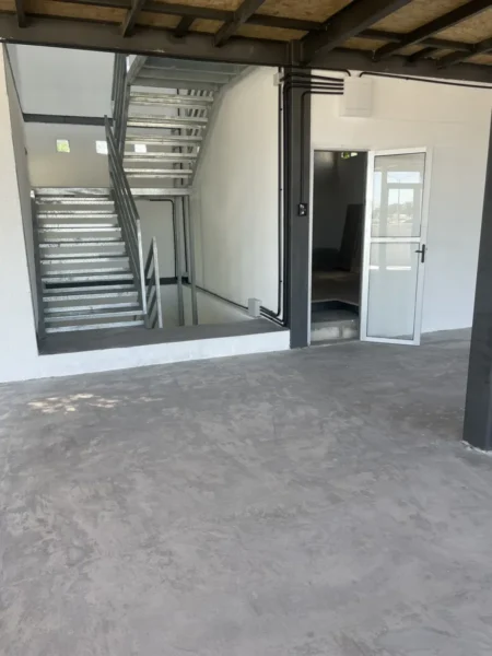 ALQUILER Gran Local Comercial frente Av. Giannattasio en Lagomar/450m2/3 Pisos