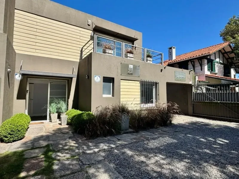 ALQUILER Gran Oficina a pasos de Arocena/140m2/4 Cocheras/ Carrasco