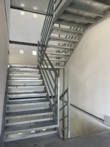 ALQUILER Gran Local Comercial frente Av. Giannattasio en Lagomar/450m2/3 Pisos