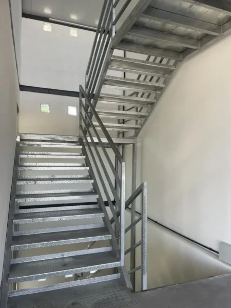 ALQUILER Gran Local Comercial frente Av. Giannattasio en Lagomar/450m2/3 Pisos