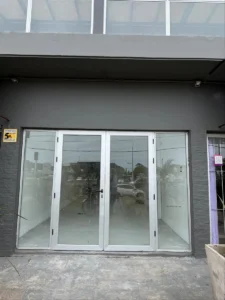 ALQUILER Gran Local Comercial frente Av. Giannattasio en Lagomar/450m2/3 Pisos