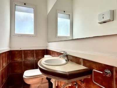 ALQUILER Gran Oficina a pasos de Arocena/140m2/4 Cocheras/ Carrasco