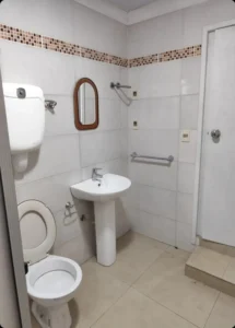 CasaSE ALQUILA Reciclada a Nuevo/2 Dorm/cochera/patio/Cercado con Rejas/ Prox. Carlos M. Ramírez.