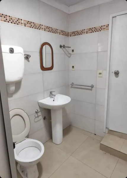 CasaSE ALQUILA Reciclada a Nuevo/2 Dorm/cochera/patio/Cercado con Rejas/ Prox. Carlos M. Ramírez.