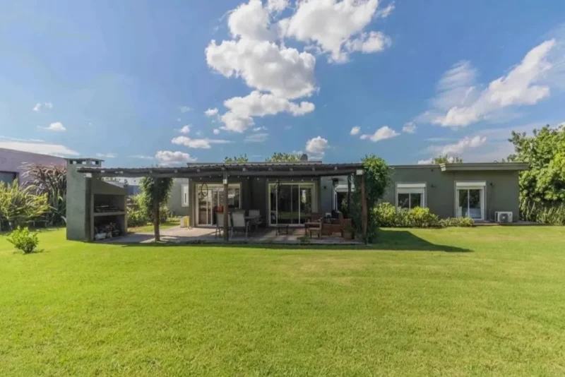 VENTA Exclusiva Casa en Colinas De Carrasco/4 Cocheras/3 Dorm/2 Baños/Deck con Parrillero