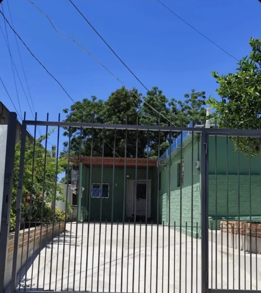 CasaSE ALQUILA Reciclada a Nuevo/2 Dorm/cochera/patio/Cercado con Rejas/ Prox. Carlos M. Ramírez.