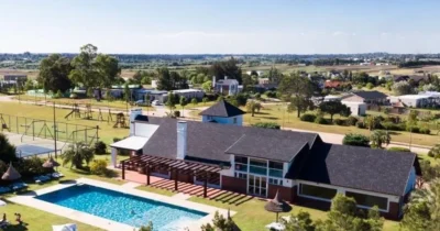 VENTA Exclusiva Casa en Colinas De Carrasco/4 Cocheras/3 Dorm/2 Baños/Deck con Parrillero