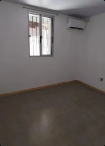 CasaSE ALQUILA Reciclada a Nuevo/2 Dorm/cochera/patio/Cercado con Rejas/ Prox. Carlos M. Ramírez.