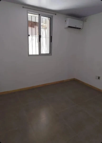 CasaSE ALQUILA Reciclada a Nuevo/2 Dorm/cochera/patio/Cercado con Rejas/ Prox. Carlos M. Ramírez.