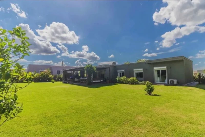 VENTA Exclusiva Casa en Colinas De Carrasco/4 Cocheras/3 Dorm/2 Baños/Deck con Parrillero