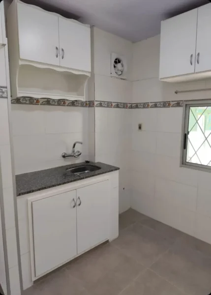 CasaSE ALQUILA Reciclada a Nuevo/2 Dorm/cochera/patio/Cercado con Rejas/ Prox. Carlos M. Ramírez.