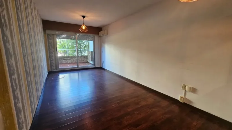 Apartamento en Venta en Malvin con Balcón/ A pasos de la Rambla