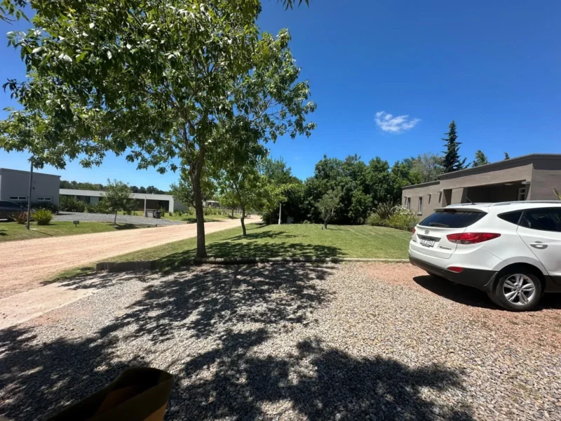 VENTA Exclusiva Casa en Colinas De Carrasco/4 Cocheras/3 Dorm/2 Baños/Deck con Parrillero