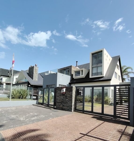 VENTA Residencia de Lujo Frente al Mar en Carrasco Sur/1600 M2/Piscina Infinita