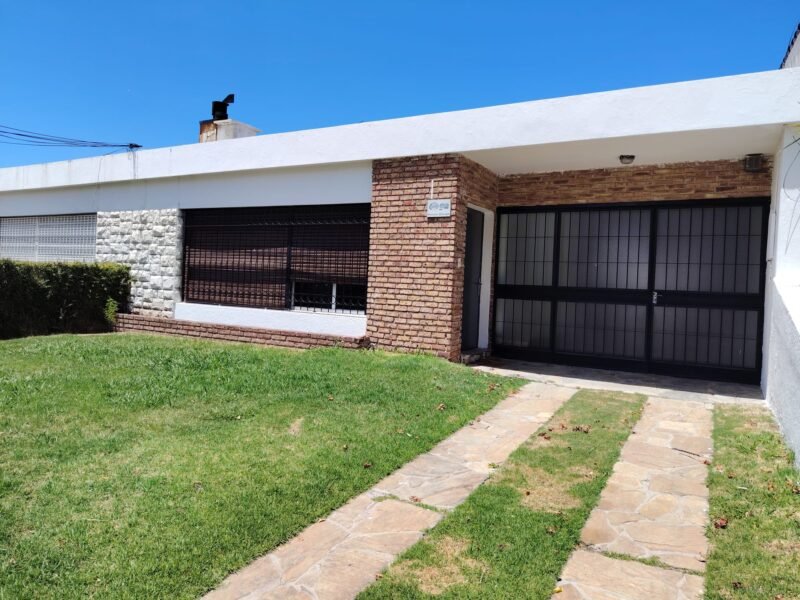 ALQUILER Zona Residencial/250m2/ 2 Dorm+esc/2 Baños/cochera/ Carrasco Sur