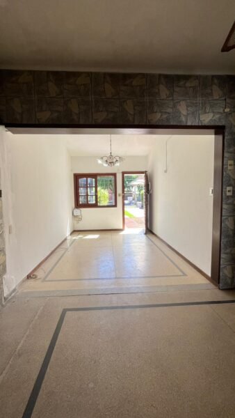 Se vende casa en Carrasco sobre Máximo Tajes, 362m2, 3 dormitorios, barbacoa, garage, a pasos de Colegio British