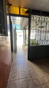 Se vende casa en Carrasco sobre Máximo Tajes, 362m2, 3 dormitorios, barbacoa, garage, a pasos de Colegio British