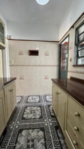 Se vende casa en Carrasco sobre Máximo Tajes, 362m2, 3 dormitorios, barbacoa, garage, a pasos de Colegio British