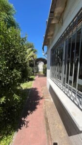 Se vende casa en Carrasco sobre Máximo Tajes, 362m2, 3 dormitorios, barbacoa, garage, a pasos de Colegio British