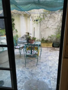 Venta Impecable Apartamento tipo Casa, 2 Dormitorios y 2 Patios en Centro