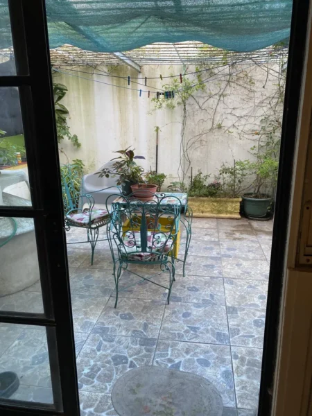 Venta Impecable Apartamento tipo Casa, 2 Dormitorios y 2 Patios en Centro
