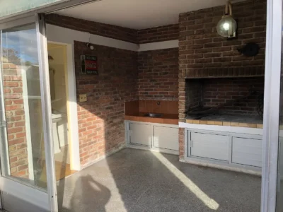 Alquiler de gran casa/310m2/4 dorm/3 baños/barbacoa/3 cocheras/Malvin