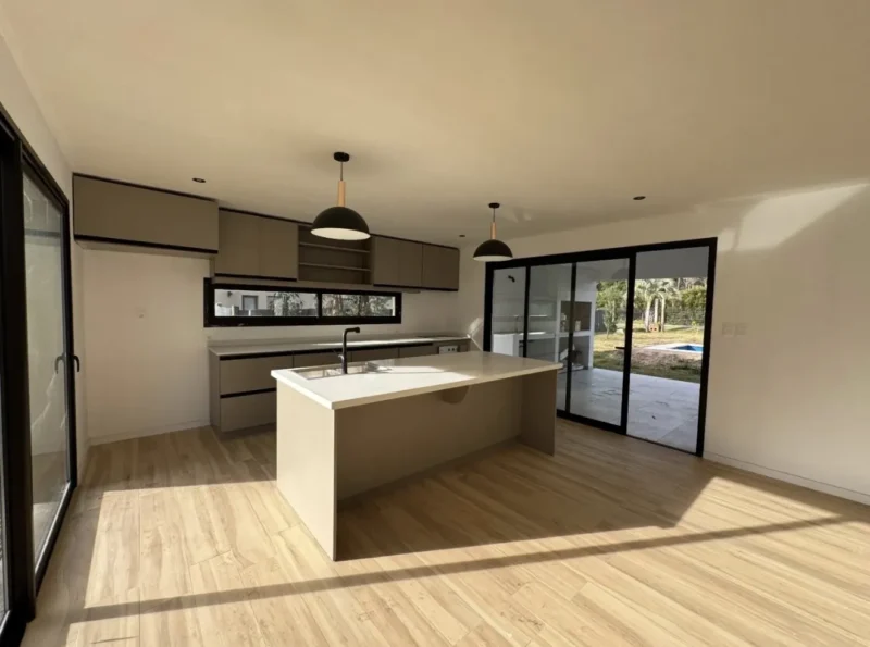 Gran Casa en Cumbres de Carrasco/1000m2/3 dorm/2 baños/Cocherax2/Piscina