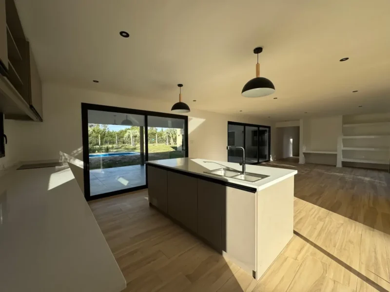 Gran Casa en Cumbres de Carrasco/1000m2/3 dorm/2 baños/Cocherax2/Piscina