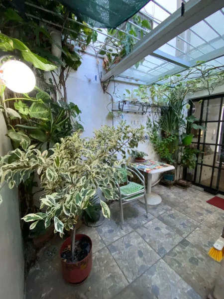 Venta Impecable Apartamento tipo Casa, 2 Dormitorios y 2 Patios en Centro