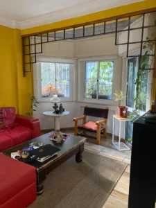 Venta Impecable Apartamento tipo Casa, 2 Dormitorios y 2 Patios en Centro