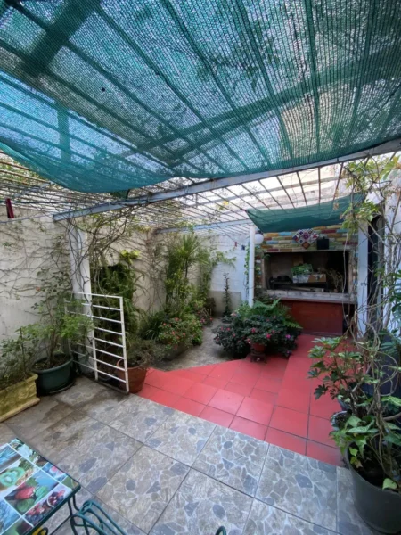 Venta Impecable Apartamento tipo Casa, 2 Dormitorios y 2 Patios en Centro