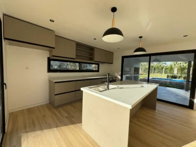 Gran Casa en Cumbres de Carrasco/1000m2/3 dorm/2 baños/Cocherax2/Piscina