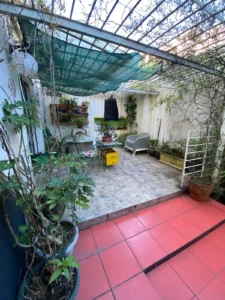 Venta Impecable Apartamento tipo Casa, 2 Dormitorios y 2 Patios en Centro