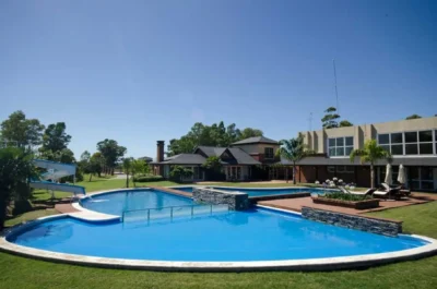 Gran Casa en Cumbres de Carrasco/1000m2/3 dorm/2 baños/Cocherax2/Piscina