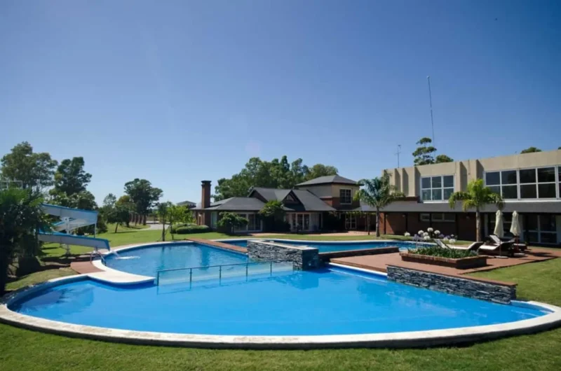 Gran Casa en Cumbres de Carrasco/1000m2/3 dorm/2 baños/Cocherax2/Piscina