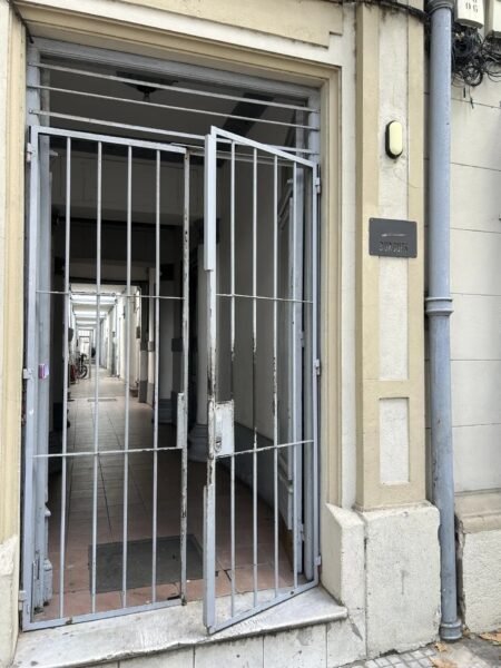 VENTA CON RENTA/45m2/2 dormitorios/sobre Av. Burgues, Atahualpa