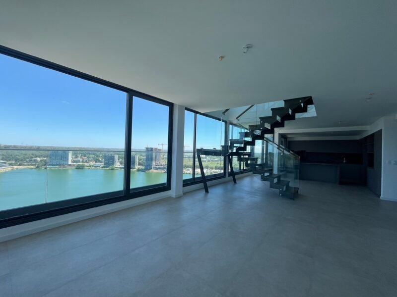 Venta de Apartamento Penthouse Duplex con 3 dormitorios en Carrasco Boating