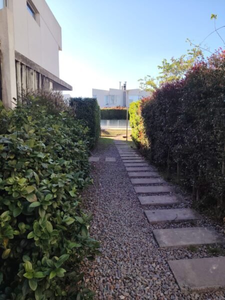 VENTA | Casa en Complejo Cerrado/3dorm/3 baños/cochera/piscina