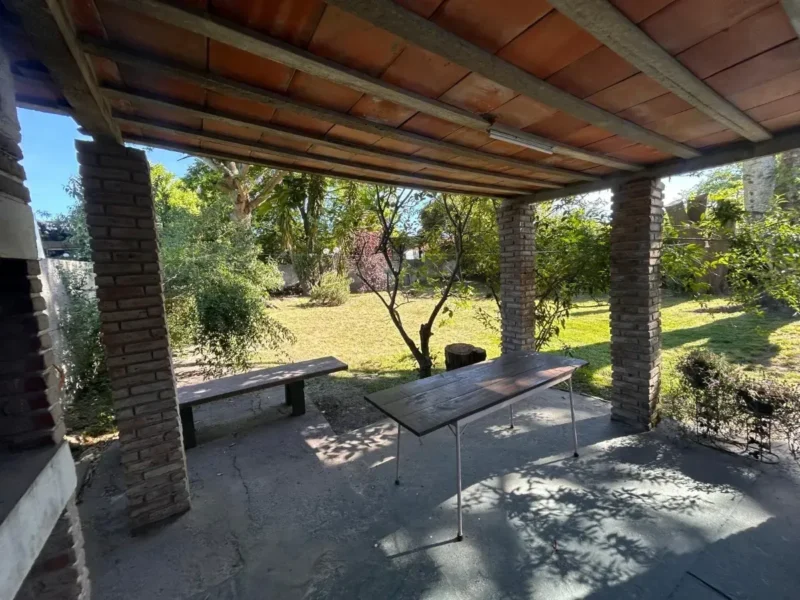 APTA BANCO | Chalet de 2 dormitorios/cochera/patio/Shangrilá Sur