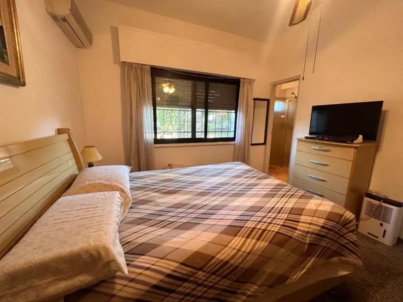 APTA BANCO | Chalet de 2 dormitorios/cochera/patio/Shangrilá Sur