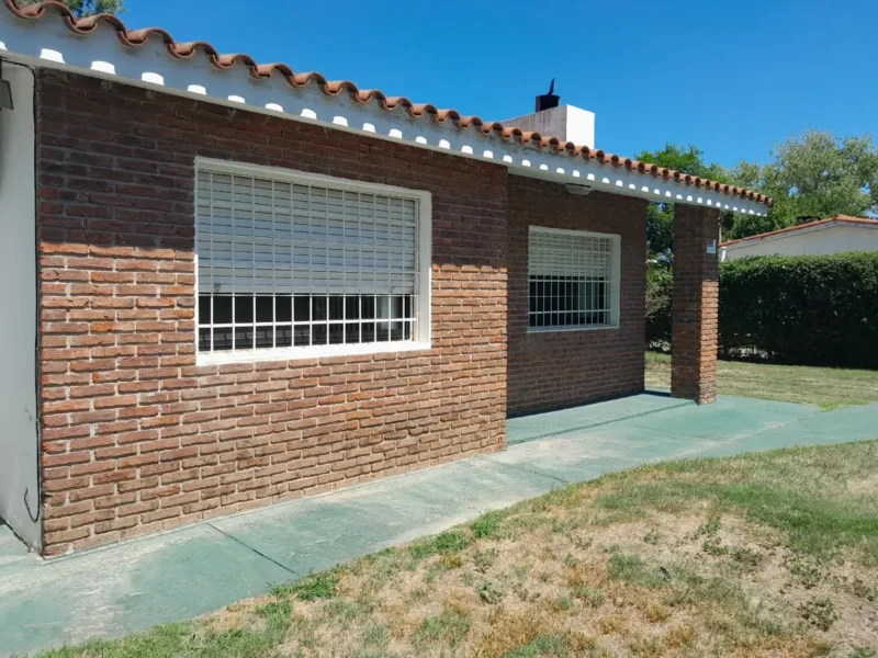 APTA BANCO | Chalet de 2 dormitorios/cochera/patio/Shangrilá Sur
